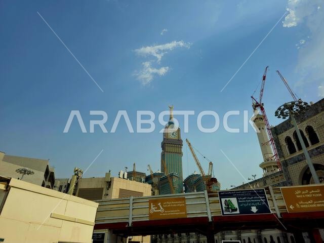 مكة المكرمة، المملكة العربية السعودية، 5 يونيو 2024: أبراج الساعة بالقرب من الكعبة المشرفة، وهو مجمع حكومي يضم سبعة فنادق شاهقة في مكة المكرمة، جزء من مشروع الملك عبد العزيز.