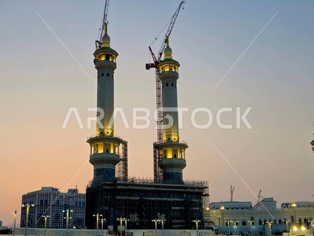 مكة المكرمة، المملكة العربية السعودية، 5 يونيو 2024: مآذن المسجد الحرام المحيطة بالكعبة المشرفة خلال مناسك الحج والعمرة، مع أبراج الرافعات المحيطة بها.