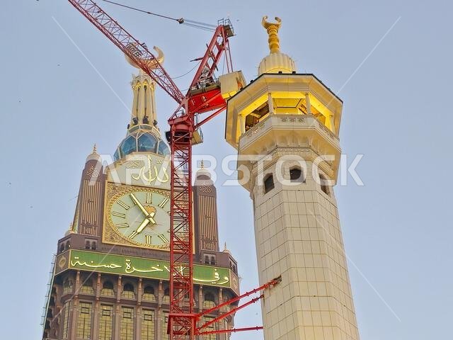 مآذن المسجد الحرام المحيطة بالكعبة المشرفة في الحج والعمرة، مع أبراج رافعات تحيط بها لأغراض الصيانة والإنشاء. مآذن المسجد الحرام المحيطة بالكعبة المشرفة في الحج والعمرة، مع أبراج رافعات تحيط بها لأغراض الصيانة والإنشاء.