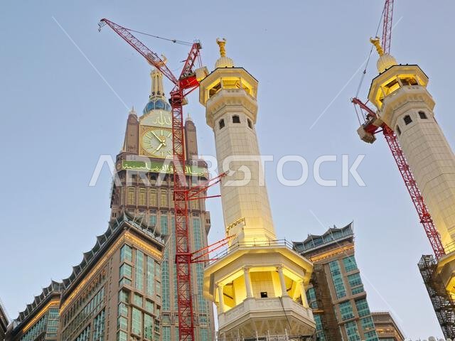 مكة المكرمة، المملكة العربية السعودية، 5 يونيو 2024: مآذن المسجد الحرام المحيطة بالكعبة المشرفة خلال مناسك الحج والعمرة، مع أبراج الرافعات المحيطة بها.