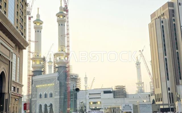 مكة المكرمة، المملكة العربية السعودية، 4 يونيو 2024: مآذن المسجد الحرام المحيطة بالكعبة المشرفة خلال مناسك الحج والعمرة، مع أبراج الرافعات المحيطة بها.