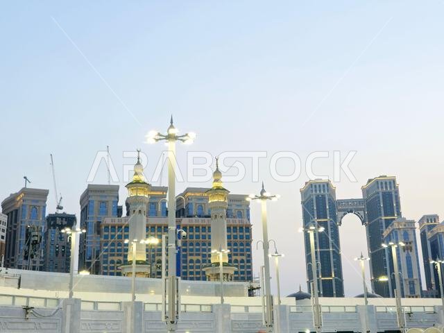 مكة المكرمة، المملكة العربية السعودية، 5 يونيو 2024: مآذن المسجد الحرام المحيطة بالكعبة المشرفة خلال مناسك الحج والعمرة، مع أبراج الرافعات المحيطة بها. مكة المكرمة، المملكة العربية السعودية، 5 يونيو 2024: مآذن المسجد الحرام المحيطة بالكعبة المشرفة خلال مناسك الحج والعمرة، مع أبراج الرافعات المحيطة بها.