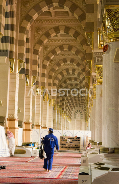 صورة من داخل المسجد النبوي الشريف في المدينة المنورة في المملكة العربية السعودية ، الفن الهندسي المعماري الاسلامي ، العبادة و التقرب الى الله ، الحرم النبوي الشريف  ، اسلاميات وعبادة