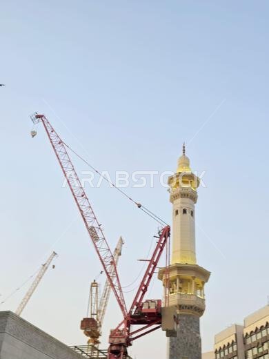 مكة المكرمة، المملكة العربية السعودية، 4 يونيو 2024: مآذن المسجد الحرام المحيطة بالكعبة المشرفة خلال مناسك الحج والعمرة، مع أبراج الرافعات المحيطة بها.