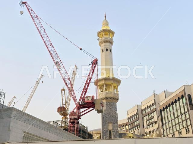 مكة المكرمة، المملكة العربية السعودية، 4 يونيو 2024: مآذن المسجد الحرام المحيطة بالكعبة المشرفة خلال مناسك الحج والعمرة، مع أبراج الرافعات المحيطة بها. مكة المكرمة، المملكة العربية السعودية، 4 يونيو 2024: مآذن المسجد الحرام المحيطة بالكعبة المشرفة خلال مناسك الحج والعمرة، مع أبراج الرافعات المحيطة بها.