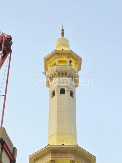 مكة المكرمة، المملكة العربية السعودية، 4 يونيو 2024: مآذن المسجد الحرام المحيطة بالكعبة المشرفة خلال مناسك الحج والعمرة، مع أبراج الرافعات المحيطة بها.