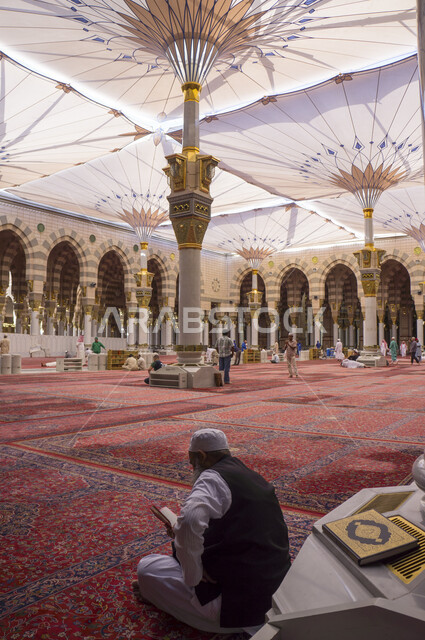 صورة من داخل المسجد النبوي الشريف في المدينة المنورة في المملكة العربية السعودية ، الفن الهندسي المعماري الاسلامي ، العبادة و التقرب الى الله ، الحرم النبوي الشريف  ، اسلاميات وعبادة