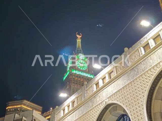 مكة المكرمة، المملكة العربية السعودية، 5 يونيو 2024: أبراج الساعة بالقرب من الكعبة المشرفة، وهو مجمع حكومي يضم سبعة فنادق شاهقة في مكة المكرمة، جزء من مشروع الملك عبد العزيز.