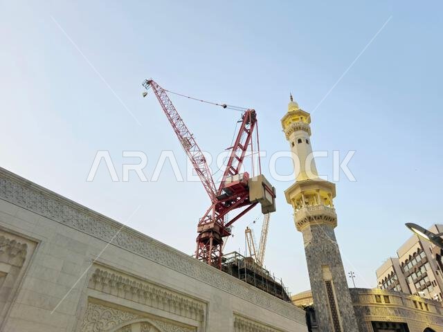 مكة المكرمة، المملكة العربية السعودية، 4 يونيو 2024: مآذن المسجد الحرام المحيطة بالكعبة المشرفة خلال مناسك الحج والعمرة، مع أبراج الرافعات المحيطة بها.