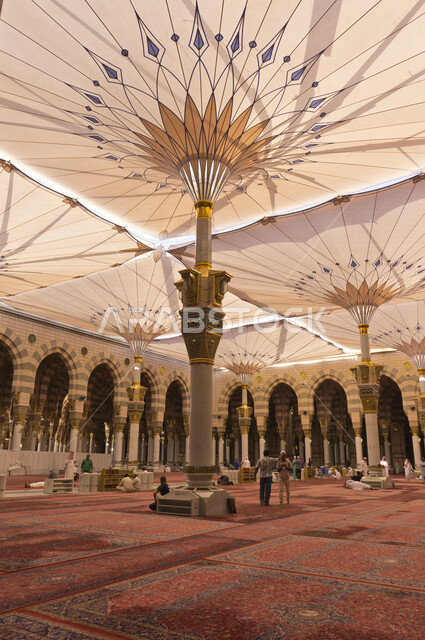 صورة من داخل المسجد النبوي الشريف في المدينة المنورة في المملكة العربية السعودية ، الفن الهندسي المعماري الاسلامي ، العبادة و التقرب الى الله ، الحرم النبوي الشريف  ، اسلاميات وعبادة