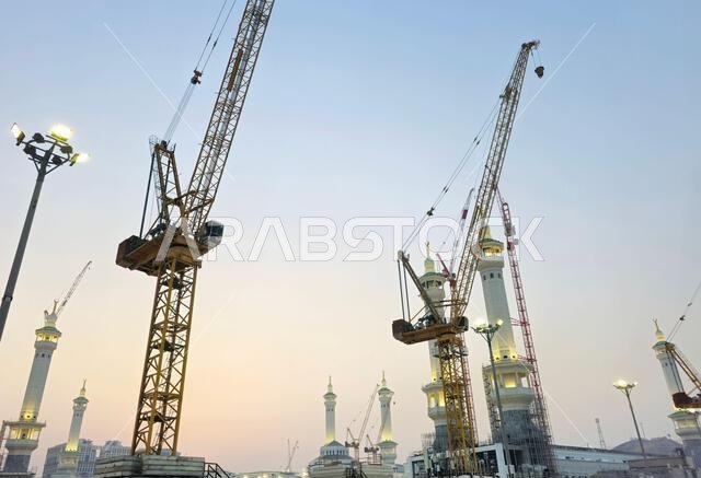 مكة المكرمة، المملكة العربية السعودية، 4 يونيو 2024: مآذن المسجد الحرام المحيطة بالكعبة المشرفة خلال مناسك الحج والعمرة، مع أبراج الرافعات المحيطة بها.