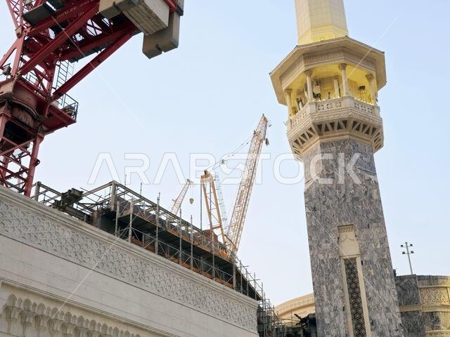 مكة المكرمة، المملكة العربية السعودية، 4 يونيو 2024: مآذن المسجد الحرام المحيطة بالكعبة المشرفة خلال مناسك الحج والعمرة، مع أبراج الرافعات المحيطة بها.