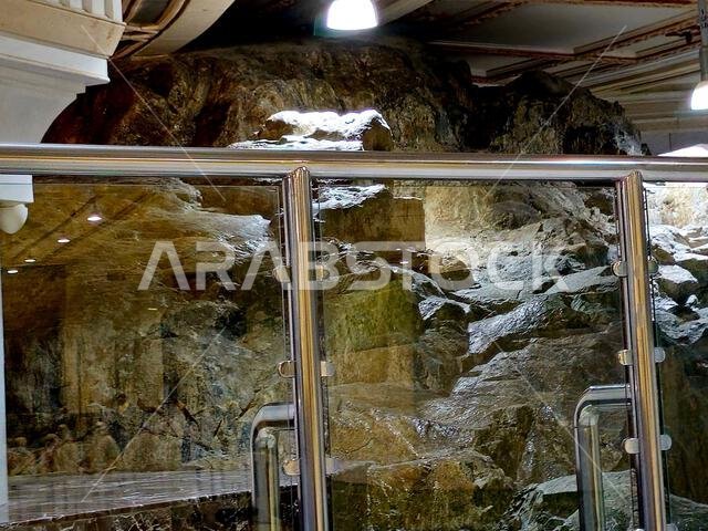 مكة المكرمة، المملكة العربية السعودية، 6 يونيو 2024: جبلا الصفا والمروة، وهما جبلان صغيران يقعان الآن في المسجد الحرام بمكة المكرمة، ويتنقل المسلمون بينهما ذهابًا وإيابًا. مكة المكرمة، المملكة العربية السعودية، 6 يونيو 2024: جبلا الصفا والمروة، وهما جبلان صغيران يقعان الآن في المسجد الحرام بمكة المكرمة، ويتنقل المسلمون بينهما ذهابًا وإيابًا.