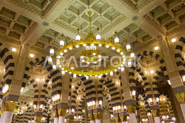 صورة من داخل المسجد النبوي الشريف في المدينة المنورة في المملكة العربية السعودية ، الفن الهندسي المعماري الاسلامي ، العبادة و التقرب الى الله ، الحرم النبوي الشريف  ، اسلاميات وعبادة