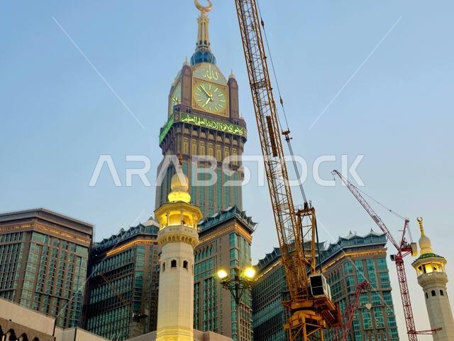 مكة المكرمة، المملكة العربية السعودية، 4 يونيو 2024: أبراج الساعة بالقرب من الكعبة المشرفة، وهو مجمع حكومي يضم سبعة فنادق شاهقة في مكة المكرمة، جزء من مشروع الملك عبد العزيز.