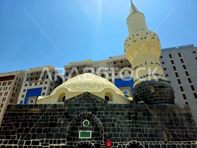 المدينة المنورة، المملكة العربية السعودية، 26 يونيو 2024: منظر خارجي لمسجد أبي بكر الصديق، أحد أقدم المساجد في المدينة المنورة، ويقع باتجاه