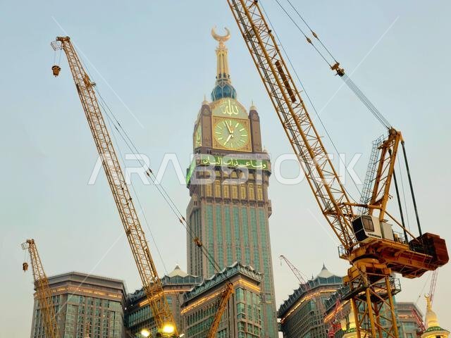 مكة المكرمة، المملكة العربية السعودية، 4 يونيو 2024: أبراج الساعة بالقرب من الكعبة المشرفة، وهو مجمع حكومي يضم سبعة فنادق شاهقة في مكة المكرمة، جزء من مشروع الملك عبد العزيز.