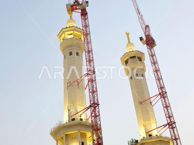 مكة المكرمة، المملكة العربية السعودية، 4 يونيو 2024: مآذن المسجد الحرام المحيطة بالكعبة المشرفة خلال مناسك الحج والعمرة، مع أبراج الرافعات المحيطة بها.