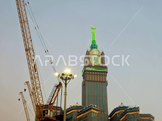 مكة المكرمة، المملكة العربية السعودية، 4 يونيو 2024: أبراج الساعة بالقرب من الكعبة المشرفة، وهو مجمع حكومي يضم سبعة فنادق شاهقة في مكة المكرمة، جزء من مشروع الملك عبد العزيز. مكة المكرمة، المملكة العربية السعودية، 4 يونيو 2024: أبراج الساعة بالقرب من الكعبة المشرفة، وهو مجمع حكومي يضم سبعة فنادق شاهقة في مكة المكرمة، جزء من مشروع الملك عبد العزيز.