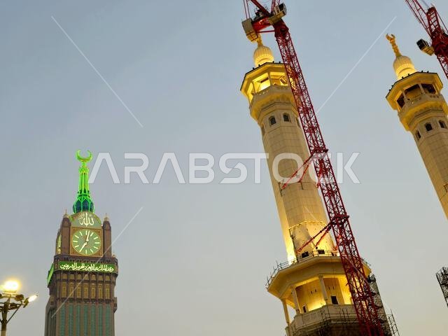 مكة المكرمة، المملكة العربية السعودية، 4 يونيو 2024: مآذن المسجد الحرام المحيطة بالكعبة المشرفة خلال مناسك الحج والعمرة، مع أبراج الرافعات المحيطة بها.