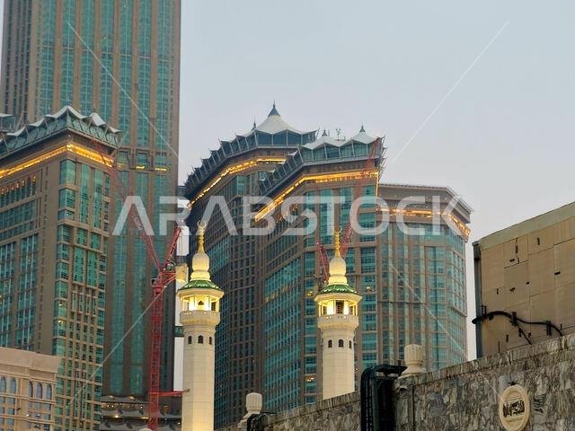 مكة المكرمة، المملكة العربية السعودية، 4 يونيو 2024: أبراج الساعة بالقرب من الكعبة المشرفة، وهو مجمع حكومي يضم سبعة فنادق شاهقة في مكة المكرمة، جزء من مشروع الملك عبد العزيز.