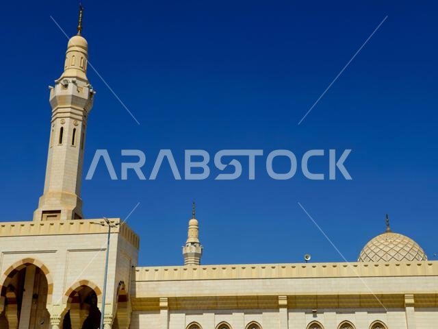 المدينة المنورة، المملكة العربية السعودية، 27 يونيو 2024: مسجد جبل أحد، وهو جبل يقع شمال المدينة المنورة، وموقع المعركة الثانية بين النبي محمد صلى الله عليه وسلم
