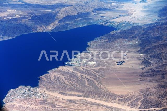 منظر جوي لخليج العقبة والساحل السعودي والأردني.