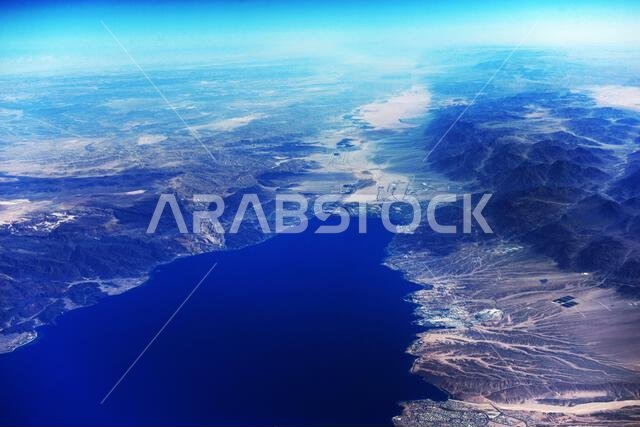 منظر جوي لخليج العقبة والساحل السعودي والأردني.