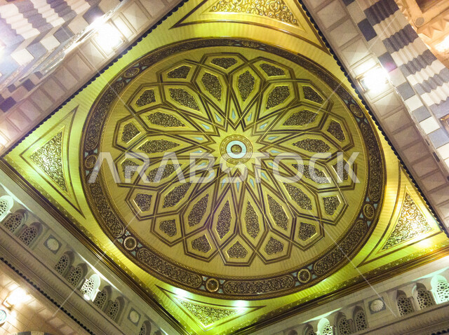 صورة من داخل المسجد النبوي الشريف في المدينة المنورة في المملكة العربية السعودية ، الزخارف الإسلامية العريقة لقباب الحرم المدني ،الفن الهندسي والمعماري  ، الحرم النبوي الشريف ، اسلاميات وعبادة