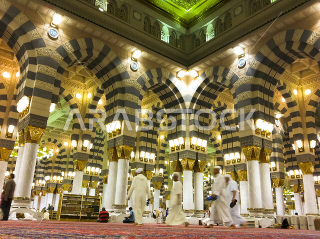 صورة من داخل المسجد النبوي الشريف في المدينة المنورة في المملكة العربية السعودية ، الفن الهندسي المعماري الاسلامي ، العبادة و التقرب الى الله ، الحرم النبوي الشريف  ، اسلاميات وعبادة