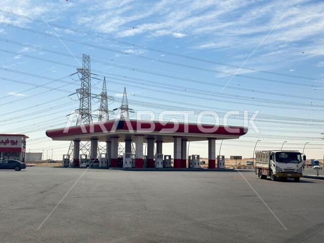 محطة وقود حديثة على طريق الرياض قطر في يوم مشمس