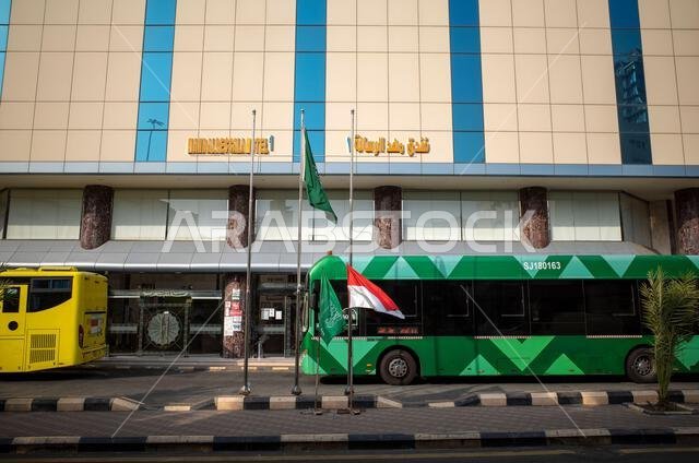 مكة المكرمة، المملكة العربية السعودية - 3 يونيو 2024: حافلات الشلوات، وهي مرافق نقل في مدينة مكة المكرمة للحجاج المسلمين الذين يؤدون فريضة الحج والعمرة.