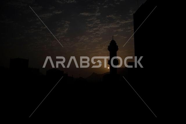 صورة ظلية لمئذنة مسجد في الصباح بمدينة مكة المكرمة، المملكة العربية السعودية.