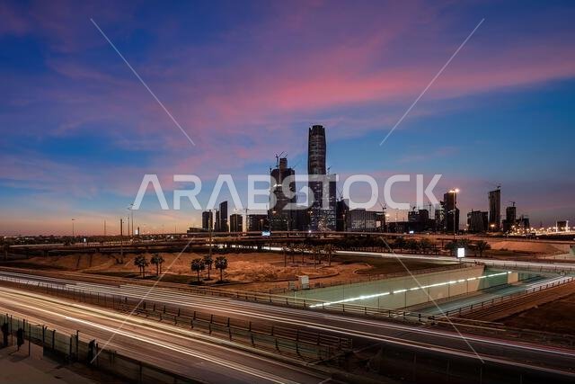 أفق مدينة الرياض مضاء ليلاً