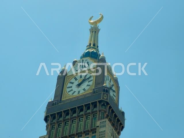 مكة المكرمة، المملكة العربية السعودية، 4 يونيو 2024: أبراج الساعة بالقرب من الكعبة المشرفة، وهو مجمع حكومي يضم سبعة فنادق شاهقة في مكة المكرمة، جزء من مشروع الملك عبد العزيز.