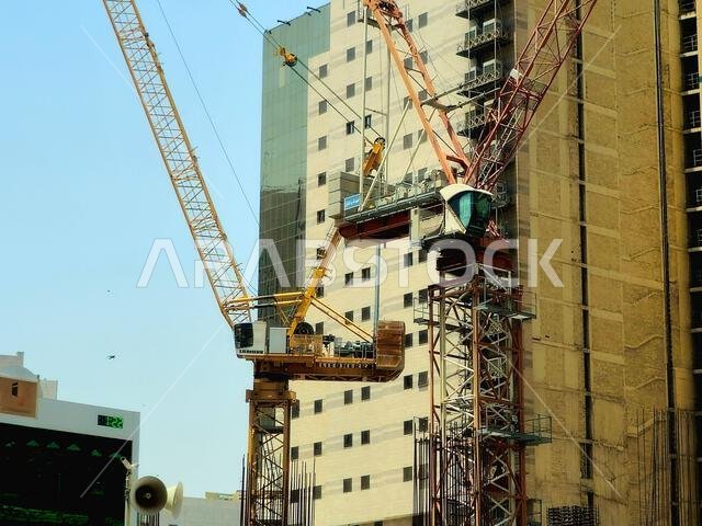 مكة المكرمة، المملكة العربية السعودية، 4 يونيو 2024: مبنى جديد قيد الإنشاء، مزود بأبراج رافعات في مدينة مكة المكرمة بالقرب من الحرم المكي والكعبة المشرفة، مشروع تطويري جديد مكة المكرمة، المملكة العربية السعودية، 4 يونيو 2024: مبنى جديد قيد الإنشاء، مزود بأبراج رافعات في مدينة مكة المكرمة بالقرب من الحرم المكي والكعبة المشرفة، مشروع تطويري جديد