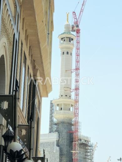 مكة المكرمة، المملكة العربية السعودية، 4 يونيو 2024: مآذن المسجد الحرام المحيطة بالكعبة المشرفة خلال مناسك الحج والعمرة، مع أبراج الرافعات المحيطة بها.
