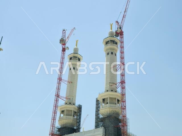 مكة المكرمة، المملكة العربية السعودية، 4 يونيو 2024: مآذن المسجد الحرام المحيطة بالكعبة المشرفة خلال مناسك الحج والعمرة، مع أبراج الرافعات المحيطة بها. مكة المكرمة، المملكة العربية السعودية، 4 يونيو 2024: مآذن المسجد الحرام المحيطة بالكعبة المشرفة خلال مناسك الحج والعمرة، مع أبراج الرافعات المحيطة بها.