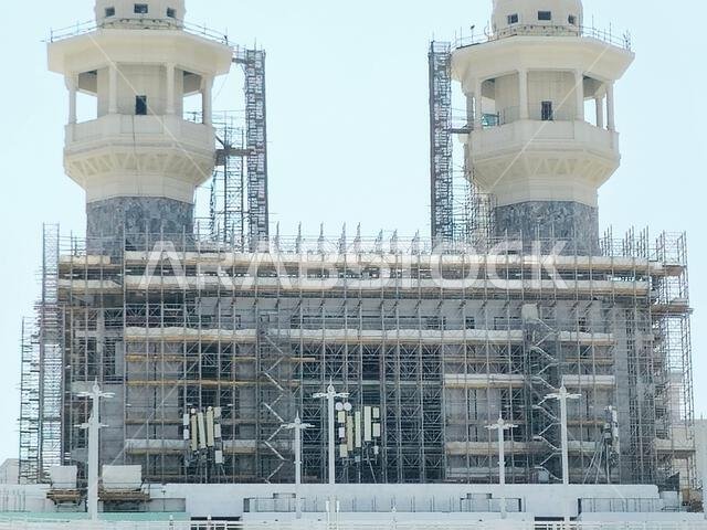 مكة المكرمة، المملكة العربية السعودية، 4 يونيو 2024: مآذن المسجد الحرام المحيطة بالكعبة المشرفة خلال مناسك الحج والعمرة، مع أبراج الرافعات المحيطة بها.