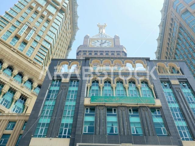 مكة المكرمة، المملكة العربية السعودية، 4 يونيو 2024: أبراج الساعة بالقرب من الكعبة المشرفة، وهو مجمع حكومي يضم سبعة فنادق شاهقة في مكة المكرمة، جزء من مشروع الملك عبد العزيز. مكة المكرمة، المملكة العربية السعودية، 4 يونيو 2024: أبراج الساعة بالقرب من الكعبة المشرفة، وهو مجمع حكومي يضم سبعة فنادق شاهقة في مكة المكرمة، جزء من مشروع الملك عبد العزيز.