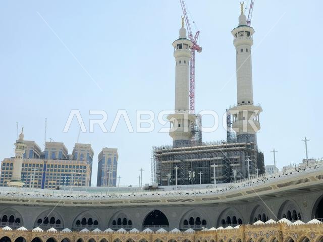مكة المكرمة، المملكة العربية السعودية، 4 يونيو 2024: مآذن المسجد الحرام المحيطة بالكعبة المشرفة خلال مناسك الحج والعمرة، مع أبراج الرافعات المحيطة بها. مكة المكرمة، المملكة العربية السعودية، 4 يونيو 2024: مآذن المسجد الحرام المحيطة بالكعبة المشرفة خلال مناسك الحج والعمرة، مع أبراج الرافعات المحيطة بها.