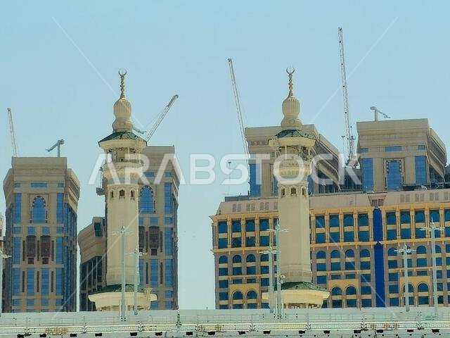 مكة المكرمة، المملكة العربية السعودية، 4 يونيو 2024: مآذن المسجد الحرام المحيطة بالكعبة المشرفة خلال مناسك الحج والعمرة، مع أبراج الرافعات المحيطة بها. مكة المكرمة، المملكة العربية السعودية، 4 يونيو 2024: مآذن المسجد الحرام المحيطة بالكعبة المشرفة خلال مناسك الحج والعمرة، مع أبراج الرافعات المحيطة بها.