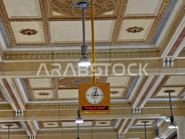 مكة المكرمة، المملكة العربية السعودية، 5 يونيو 2024: تُعتبر الساعة الموجودة في المسجد الحرام، أو المسجد الحرام بمكة المكرمة، من أهم الساعات في العالم.