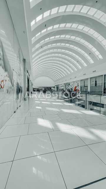 صورة جمالية جذابة لروعة التصميم الهندسي المعماري للراشد مول في أبها ، أماكن سياحية ترفيهة ، مجمع تسوق ، مول تجاري ، كافيهات و مطاعم ، تصميم هندسي معماري حديث ، المملكة العربية السعودية