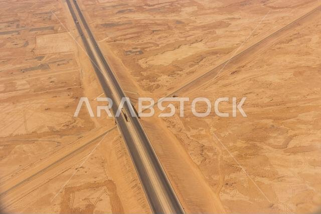 صورة جوية لمعبر طريق وسكة حديد بالقرب من الرياض، المملكة العربية السعودية