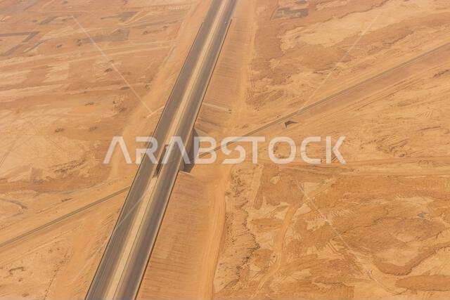 صورة جوية لمعبر طريق وسكة حديد بالقرب من الرياض، المملكة العربية السعودية صورة جوية لمعبر طريق وسكة حديد بالقرب من الرياض، المملكة العربية السعودية