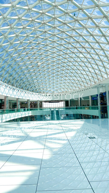 صورة جمالية جذابة لروعة التصميم الهندسي المعماري للراشد مول في أبها ، أماكن سياحية ترفيهة ، مجمع تسوق ، مول تجاري ، كافيهات و مطاعم ، تصميم هندسي معماري حديث ، المملكة العربية السعودية