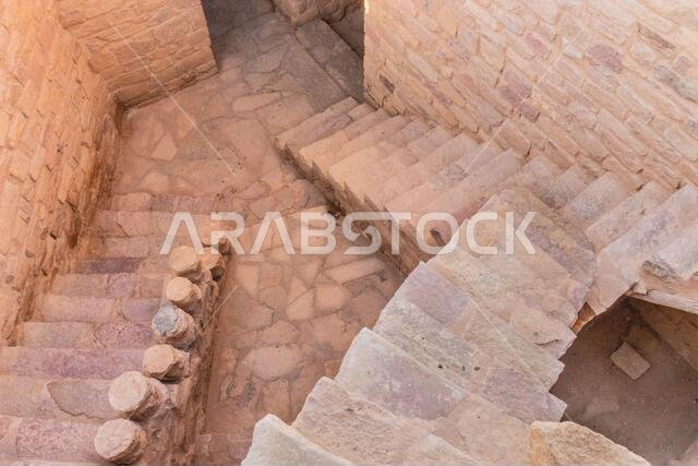 درج يؤدي إلى مئذنة مسجد عمر القديم في دومة الجندل، المملكة العربية السعودية