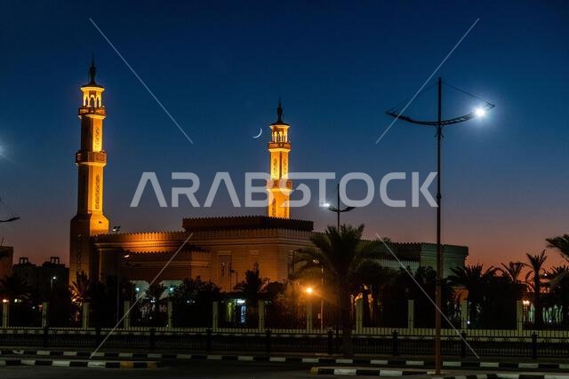 منظر ليلي لمسجد في سكاكا، المملكة العربية السعودية