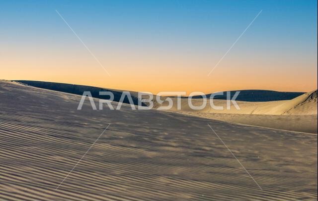 الهدوء والسكينة عند غروب الشمس في الصحراء